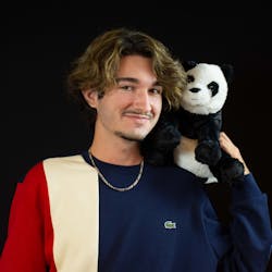 Emilien est ami avec un panda
