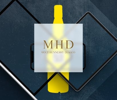 Logo MHD devant le logo de la cave à whisky