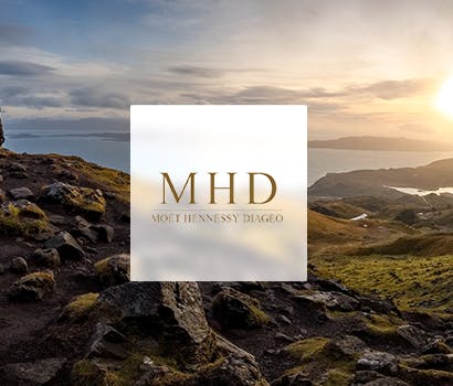 logo MHD devant un paysage d'Ecosse