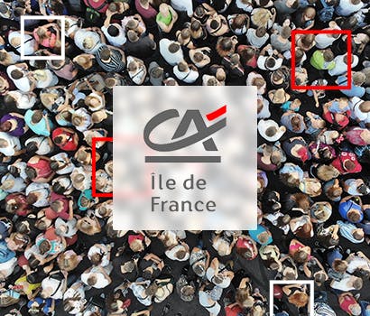 Logo du Crédit Agricole Ile de France devant une foule