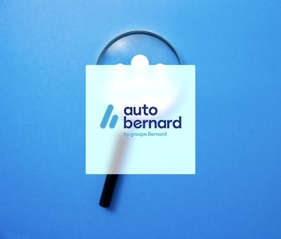 Logo Auto Bernard devant une loupe sur une icône représentant des utilisateurs de site internet