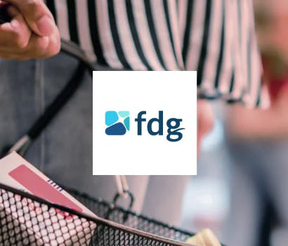 Logo FDG devant une femme tenant un panier pour faire ses course