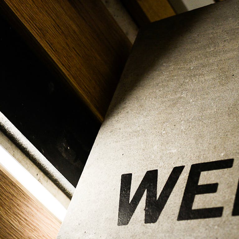 Le mot "Web" écrit sur une marche d'escalier du webqamplex, siège social de l'agence digitale Webqam - format carré