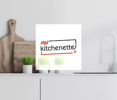 Logo Ma Kitchenette.fr sur fond d'une cuisine