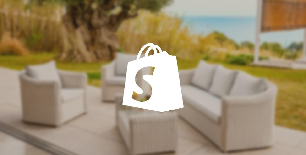 Le logo Shopify devabnt une photo d'un salon de jardin