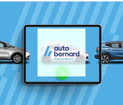 Logo Auto Bernard devant une voiture vue au travers d'une tablette avec un bouton d'ajout au panier