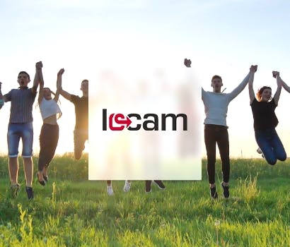 Logo de Locam devant des gens heureux de sauter en l'air