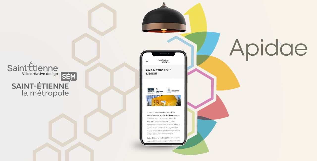 Le site internet de Saint Etienne Métropole dans un smartphone devant le logo Apidae