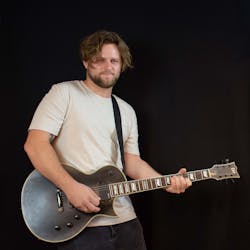 Cédrik est aussi guitariste