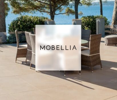 Logo de Mobellia devant une photo de mobilier de jardin