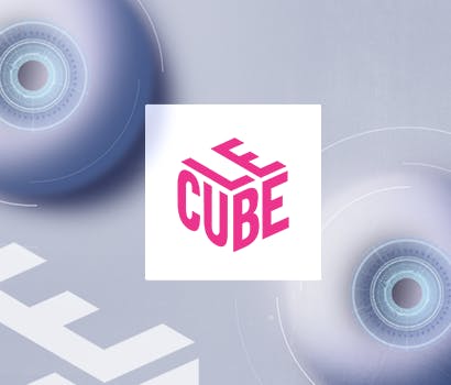 Logo du Cube devant la représentation d'un Chatbot