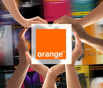 Logo Orange entouré de mains formant un coeur