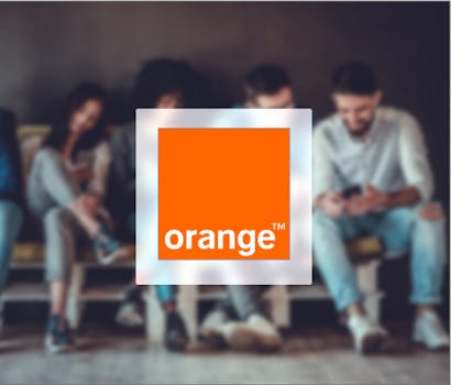 Logo Orange devant des utilisateurs de smartphones et de tablettes