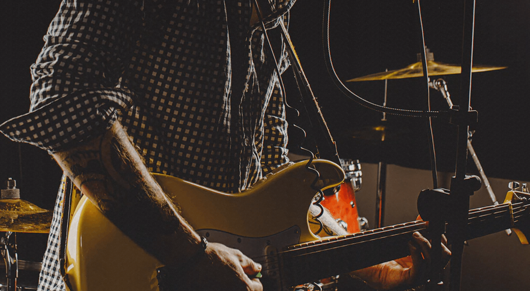 homme chantant et jouant de la guitare électrique